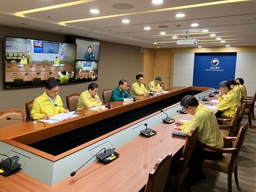 사업장 안전 상황을 점검하기 위한 긴급회의 진행 중인 이정식 고용노동부 장관