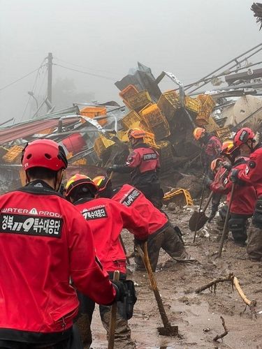 구조 작업하는 경북119특수대응단