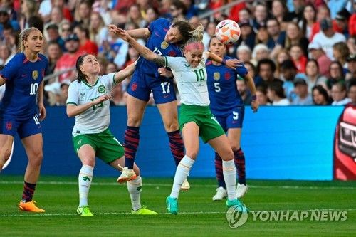 아일랜드 축구대표팀의 미드필더 데니즈 오설리번(오른쪽)