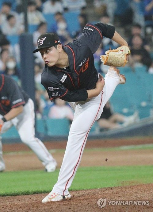 강속구 뿌리는 문동주