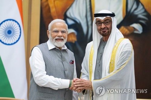 15일 아부다비서 악수하는 UAE 대통령 겸 아부다비 군주와 모디 인도 총리(왼쪽) 