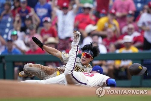 장타인 줄 알았더니…1루로 귀루 못 해 아웃당한 김하성 