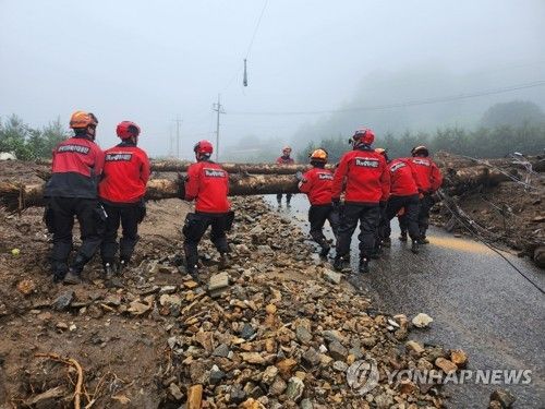 수색 구조활동 펼치는 소방대원들