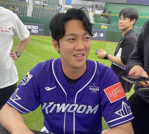 올스타전 사인회에서 인터뷰 중인 키움 안우진