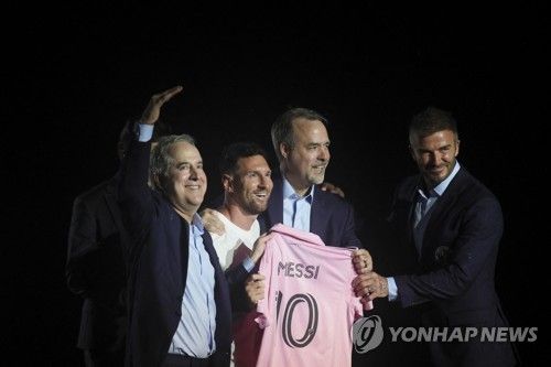 핑크 유니폼 든 메시