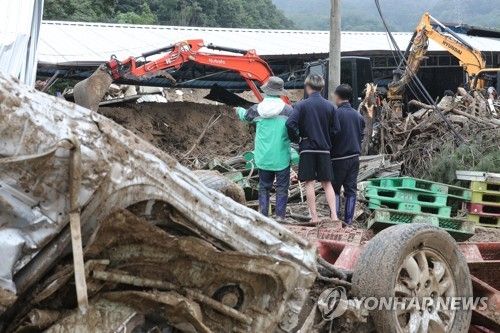 애타게 기다리는 구조 소식