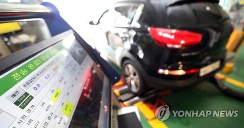 배출가스 검사 받는 차량