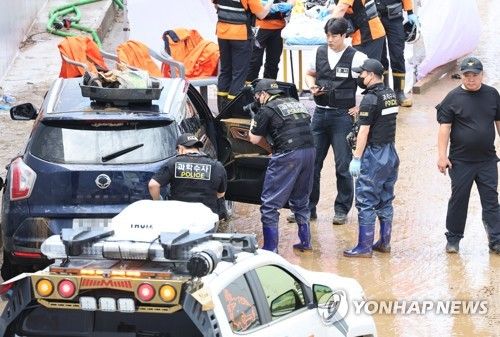 침수 차량 감식작업 나선 과학수사대