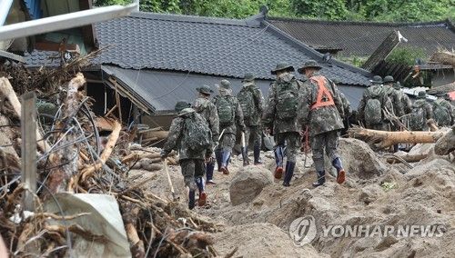 산사태 복구 지원 나서는 군 장병들