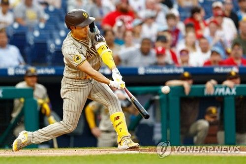 무릎을 굽히며 기술적인 타격으로 MLB 통산 30호 홈런 친 김하성