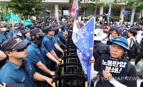민주노총 행진 막아선 경찰