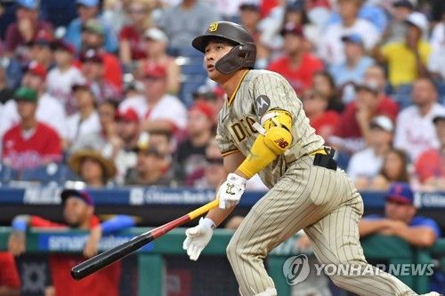 1회 선두 타자 홈런을 치고 타구를 바라보는 김하성 