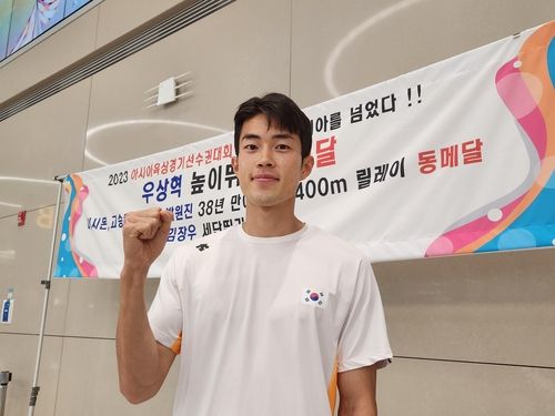 인터뷰하는 김장우