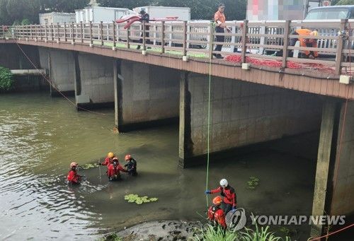 12일 부산 학장천 실종자 수색하는 구조대