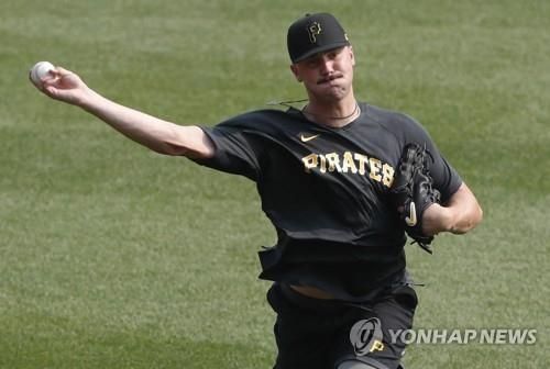 피츠버그 유니폼을 입고 연습 투구하는 폴 스킨스