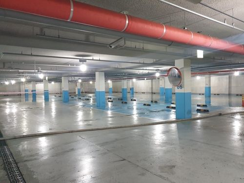 물빼기 작업이 진행 중인 지하 주차장