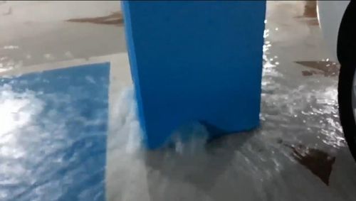 물이 솟구치는 지하 주차장 기둥