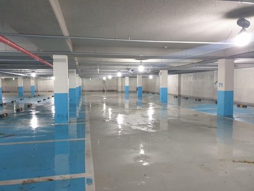 물이 고여 있는 지하 주차장 바닥