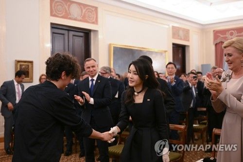 피아노 연주자와 인사하는 김건희 여사