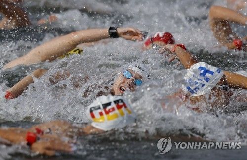 '물 반, 사람 반' 치열한 오픈워터 스위밍 경기