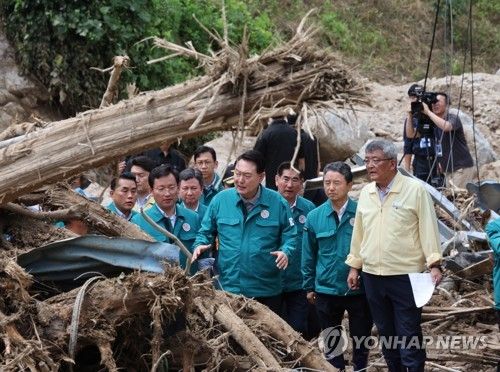 처참한 산사태 피해지역 살피는 윤석열 대통령