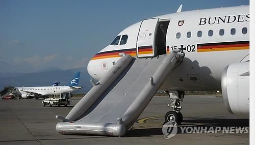 여객기 비상 탈출용 슬라이드 