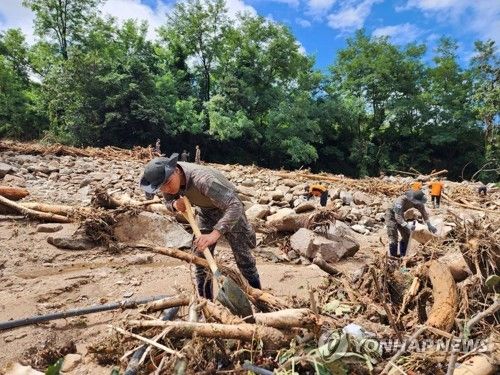 실종자 수색작전 펼치는 장병들