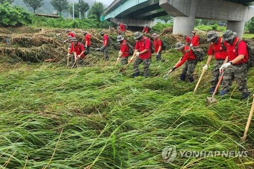 실종자 수색하는 해병대원