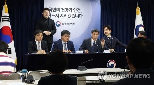 질문에 답하는 박구연 국무1차장