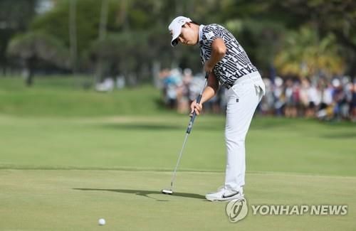 1월 소니오픈 우승 때 브룸스틱 퍼터로 퍼트하는 김시우/ 