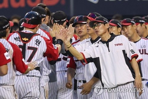 박동원과 하이파이브하는 염경엽 감독
