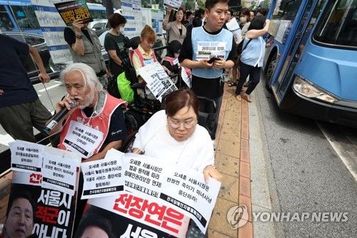 버스탑승 시위 벌이는 박경석 대표