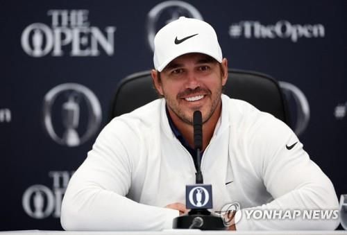 디오픈에 앞서 기자회견하는 켑카.