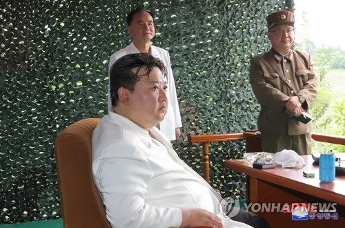 ICBM '화성-18형' 시험발사 현지 지도하는 김정은