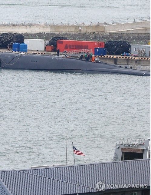 부산 기항한 美 핵추진 탄도유도탄 잠수함 켄터키함