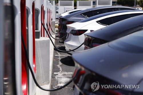 충전 중인 테슬라 차량들