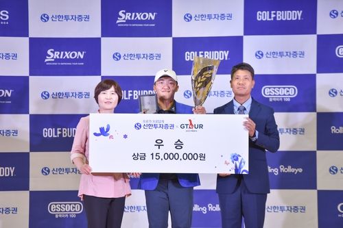 신한투자증권 김수영 본부장, 김홍택, 골프존 박강수 대표.(왼쪽부터)