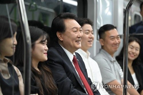 윤석열 대통령(가운데) [연합뉴스 자료사진]