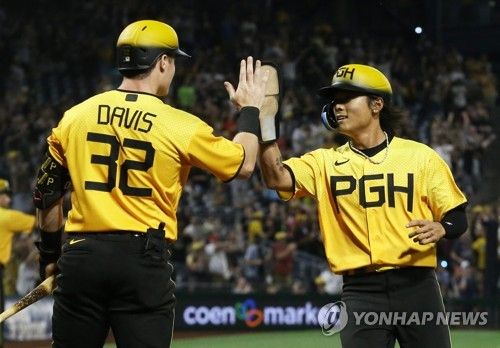 동료와 손바닥 부딪치는 배지환(오른쪽) 