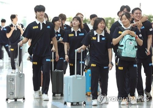 후쿠오카 향하는 수영대표팀