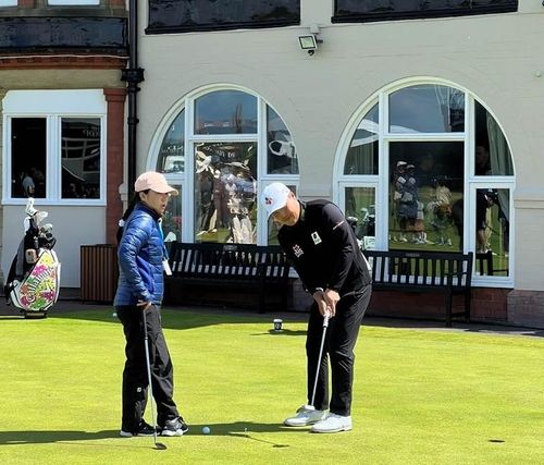 연습 그린에서 이경훈에게 조언하는 김인경.