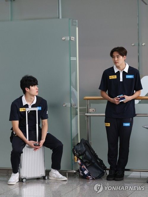 인터뷰 기다리는 황선우·김우민