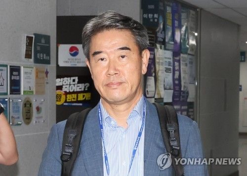 회의장 향하는 유재풍 윤리특위 자문위원장