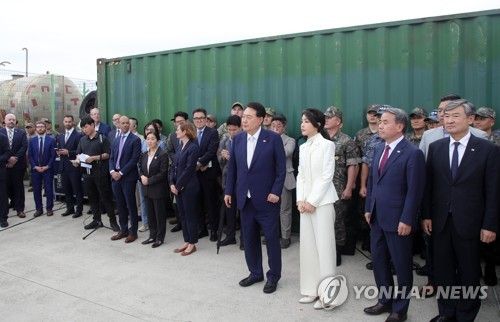 미 핵잠수함 켄터키함 바라보며 대화하는 윤석열 대통령 내외