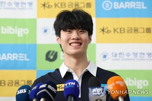 인터뷰하는 황선우