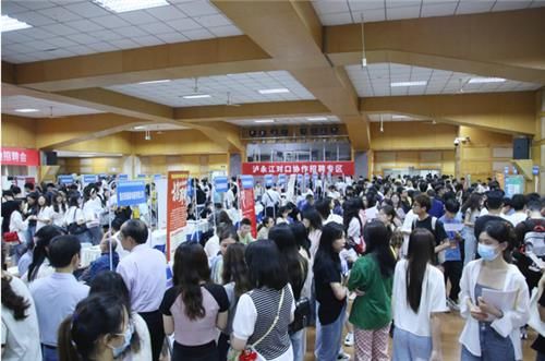 지난 14일 열린 충칭시 대학생 취업 박람회