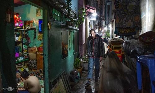 호찌민시의 배낭여행객 거리를 걷고 있는 외국인