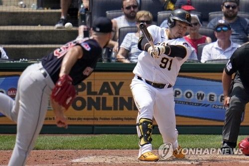 좌투수 헨지스 상대로 결승타 날리는 최지만(오른쪽)