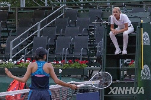 토스와 경기 도중 심판에게 항의하는 장솨이(왼쪽)