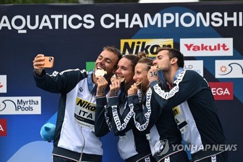 금메달을 차지한 이탈리아 오픈워터 선수단